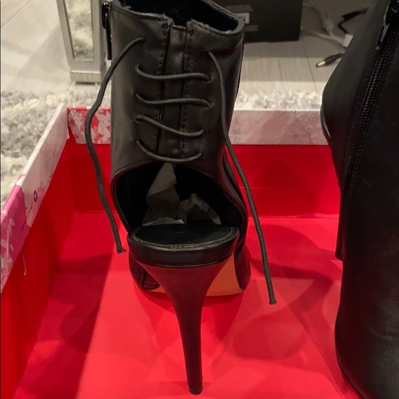 Black heels - Picture 3 of 10